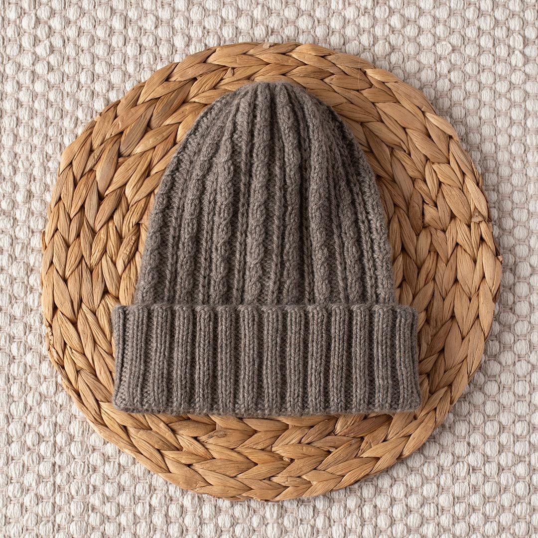 Вязаная спицами шапка с мелкими косами Fading Light