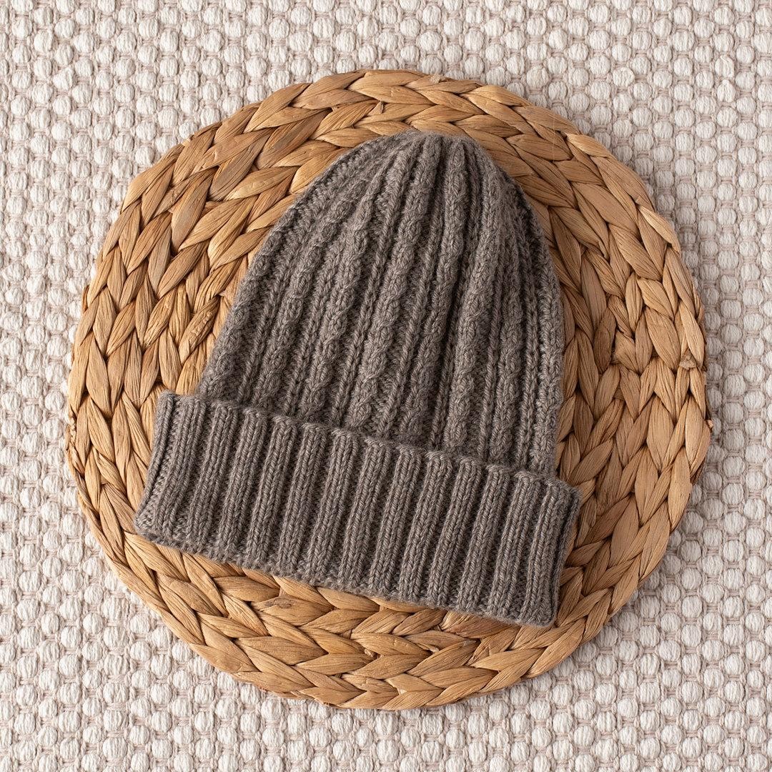 Шапка спицами по кругу описание