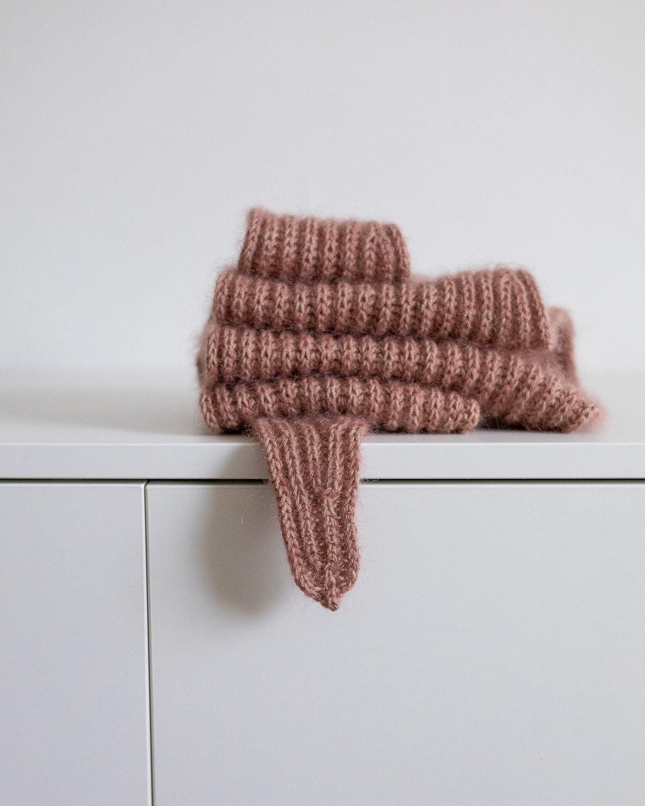 Розовый шарф вязаный спицами английской резинкой