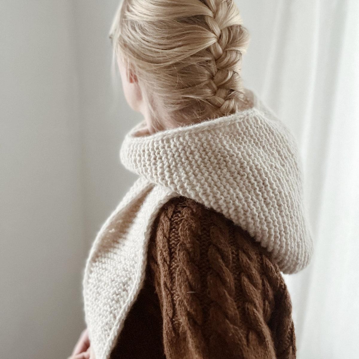 Шарф-капюшон вязаный спицами Holly Scarf