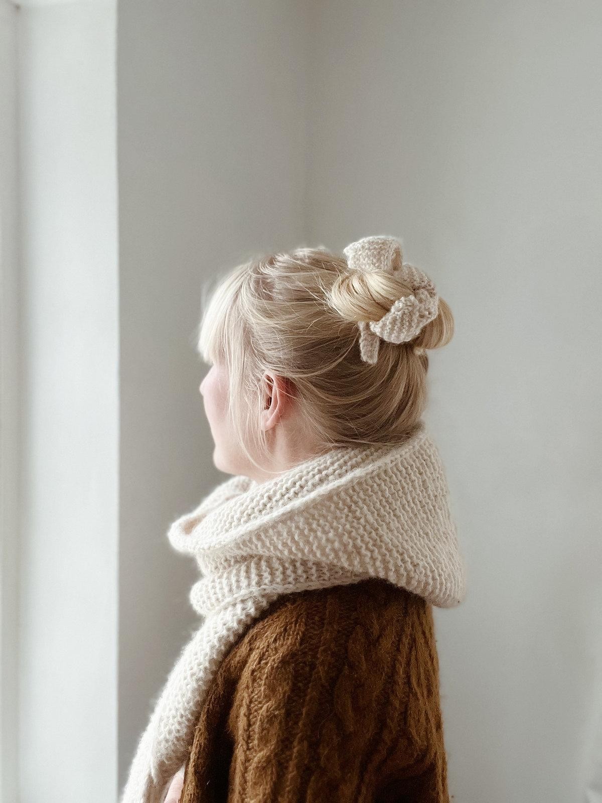 Вязаный спицами шарф капюшон