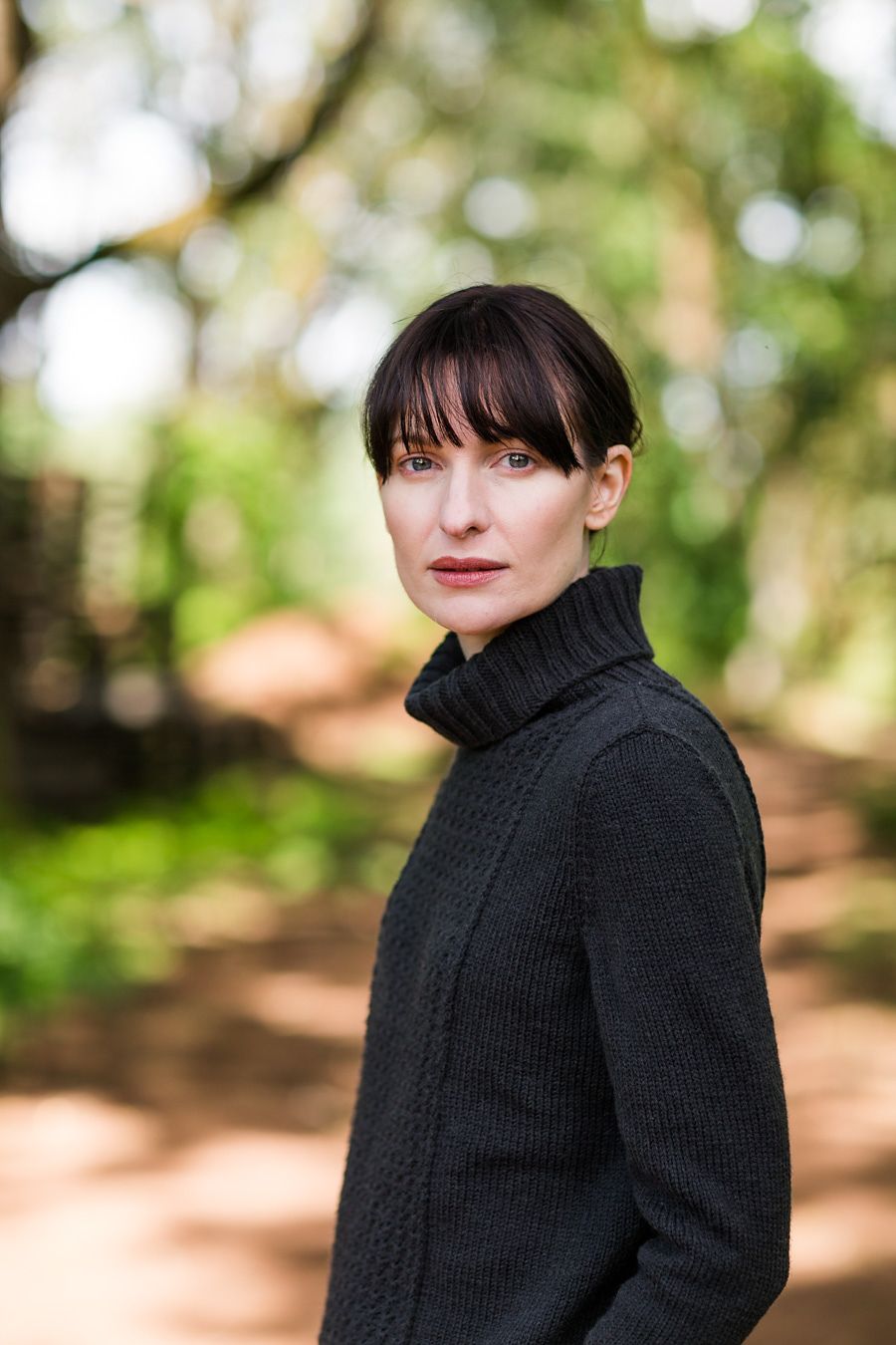 Свитер с высоким воротом спицами