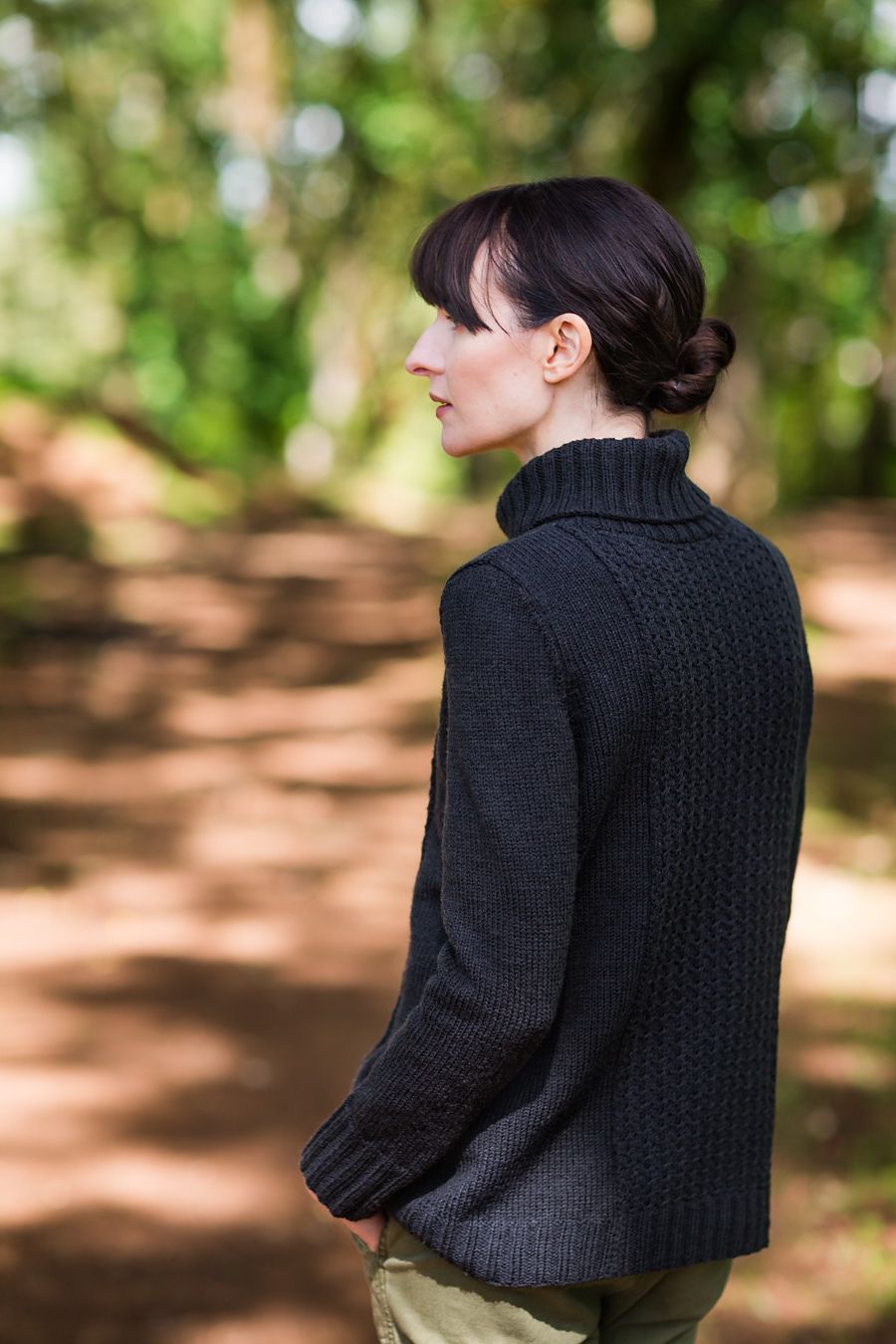 Удобный модный свитер спицами