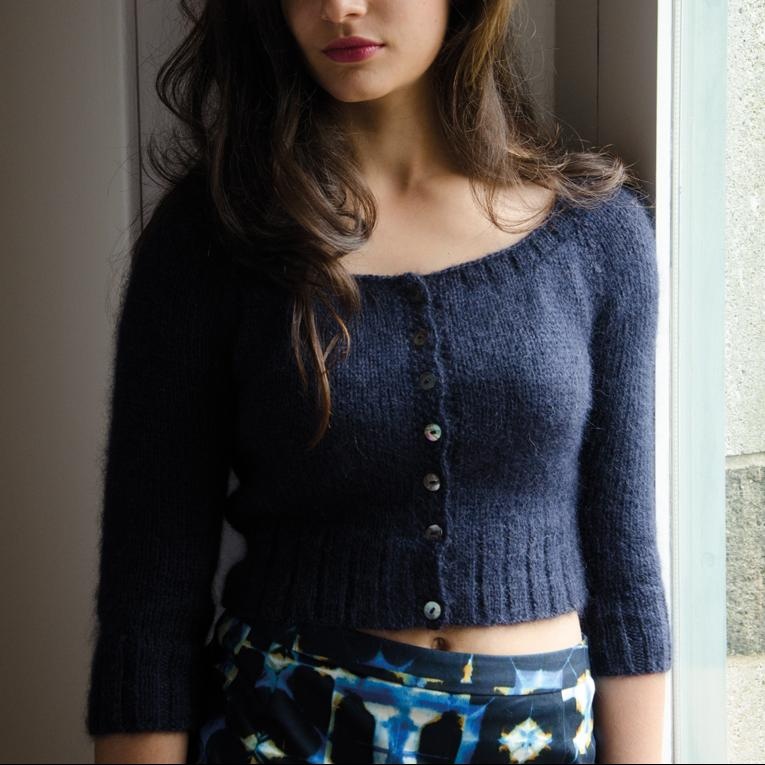 Вязание короткой кофточки спицами Rosamund, Smoulder