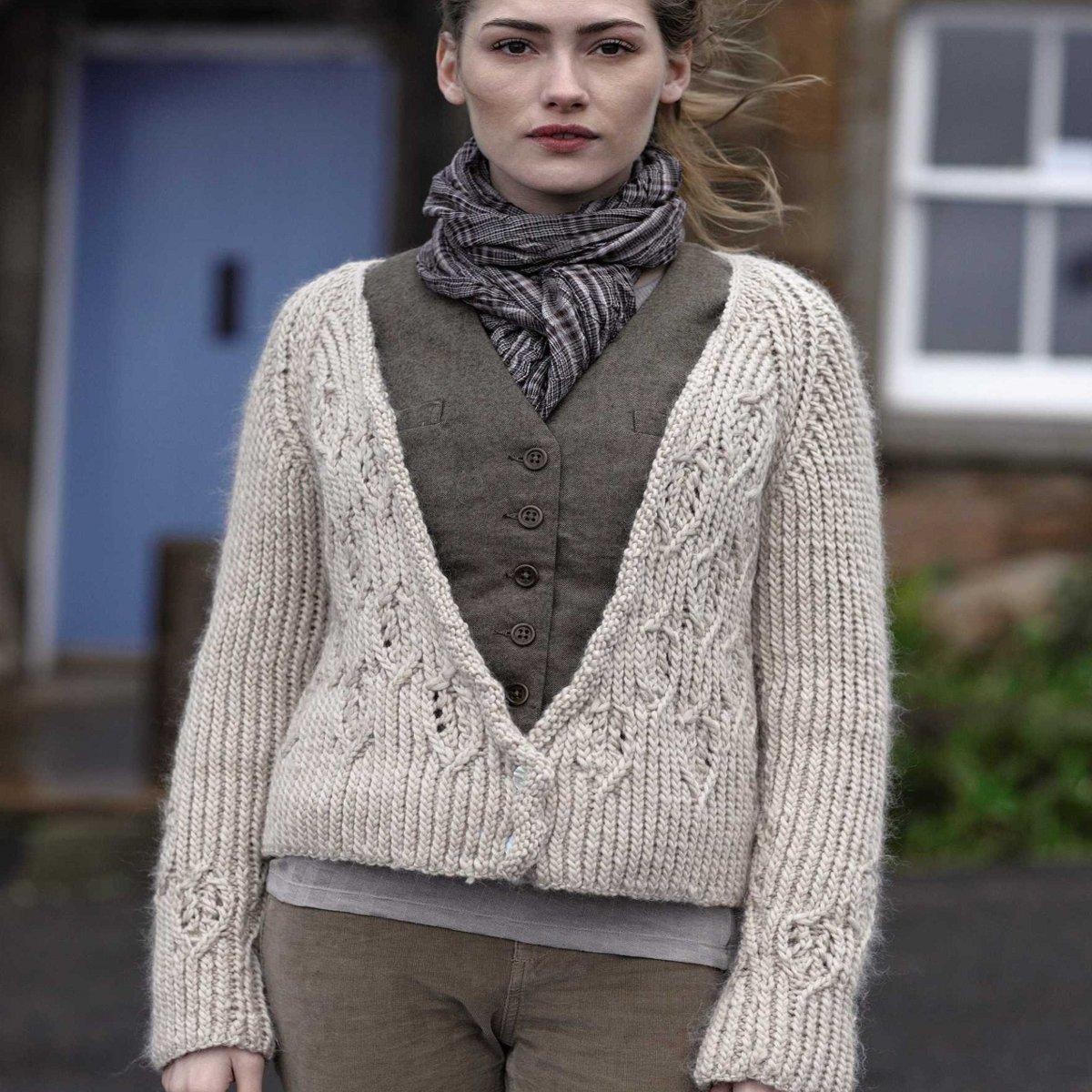 Вязание спицами жакета с большим вырезом Dover, Rowan 52