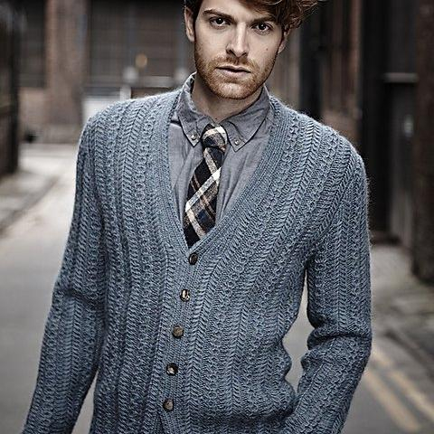 Вязаный мужской кардиган спицами Herringbone