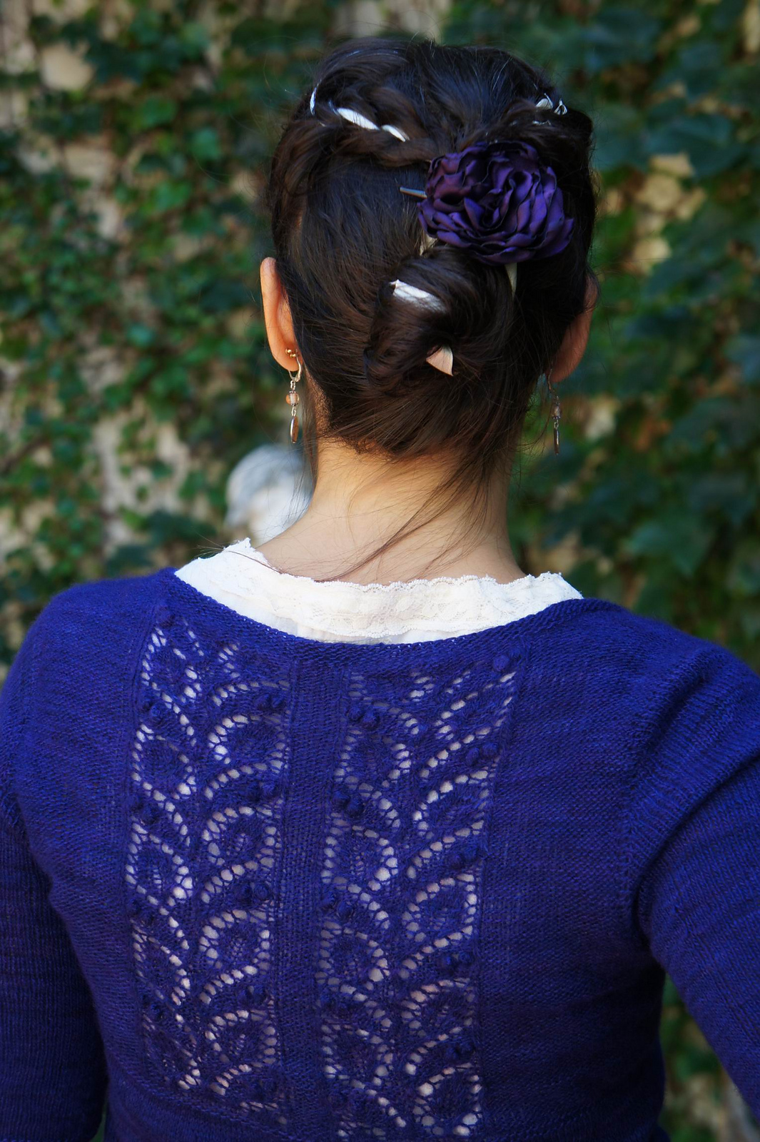 Ажурные листья спицами на спине жакета