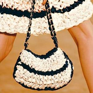 Сумочка в стиле Chanel вязаная из сатиновой ленты
