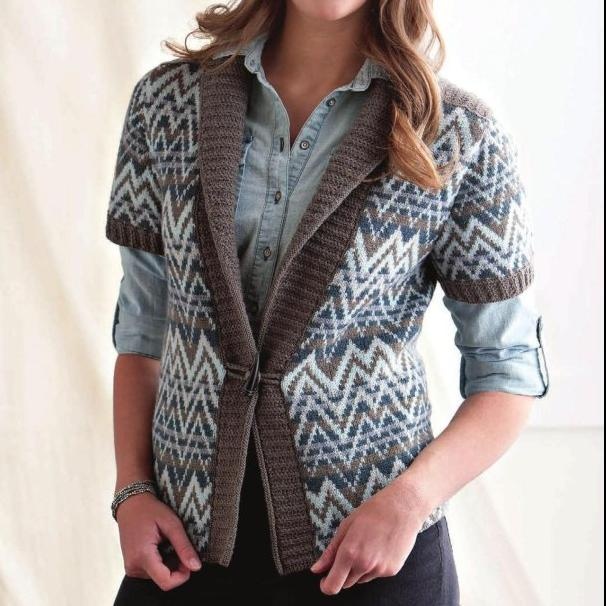 Женский жакет вязаный спицами жаккардовым узором зигзаг