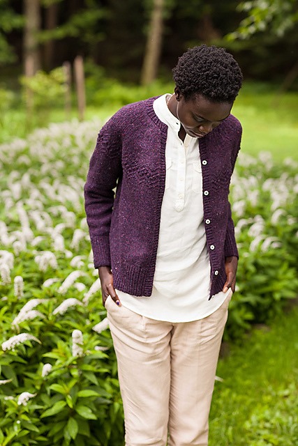 Описание вязания спицами женского жакета с круглой кокеткой