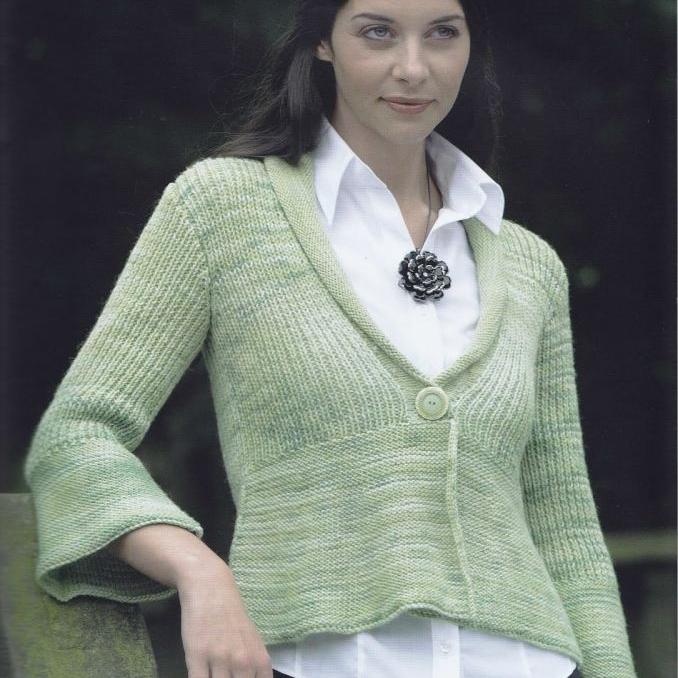 Женский жакет с глубоким вырезом