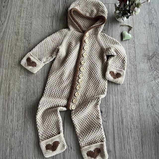 Симпатичный комбинезон для малышей вязаный спицами Sleep suit