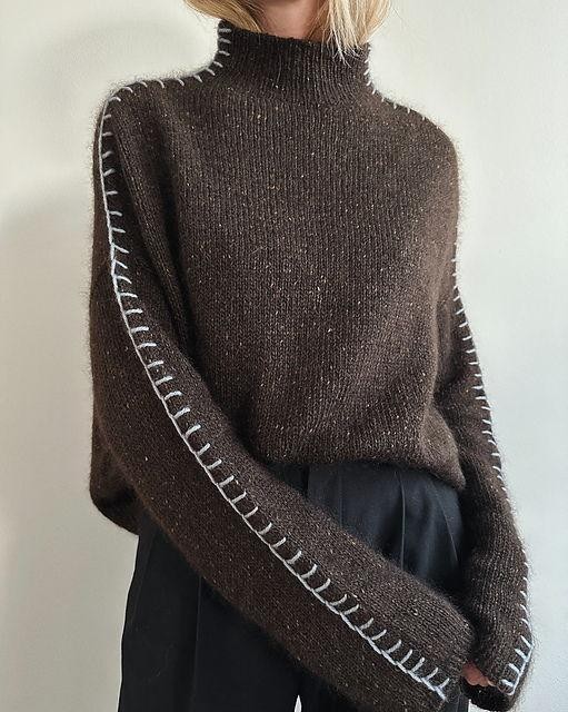 Свитер с декоративными швами