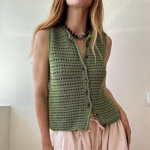 Вязаный спицами жилет рельефным узором Vest No10