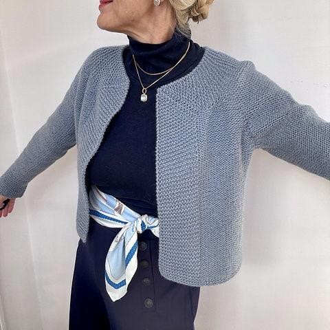 Вязаный спицами стильный жакет Turn around the corner