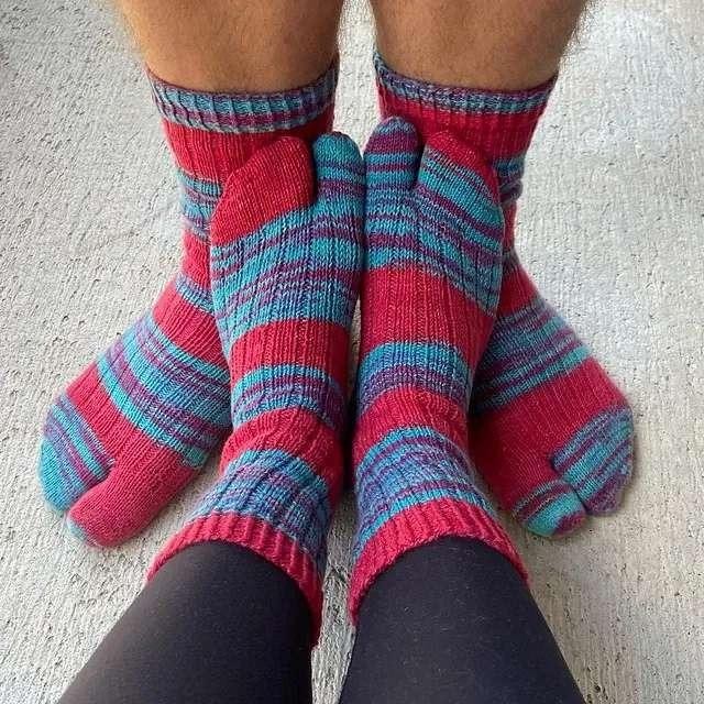 Вязаные спицами носки таби Tabi Toes