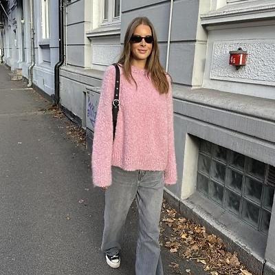 Пуловер вязаный спицами из букле без швов Ella Sweater