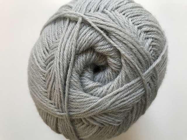 Пряжа для ажурного пуловера спицами