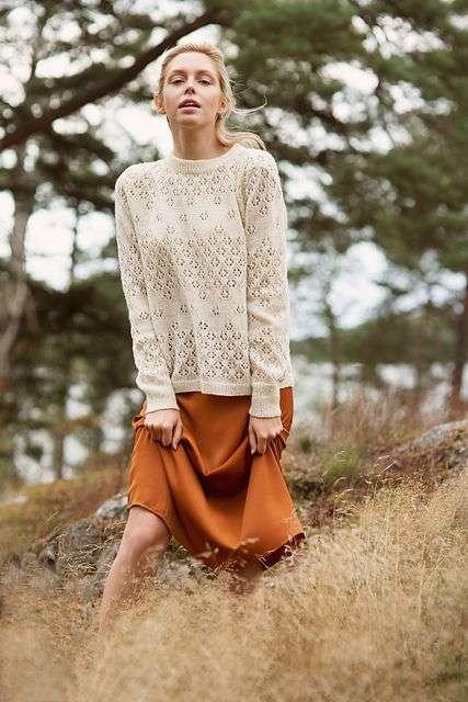 Ажурный пуловер в романтическом стиле спицами