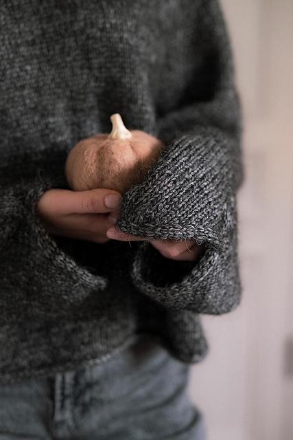 Пуловер, вязаный без швов спицами, с капюшоном