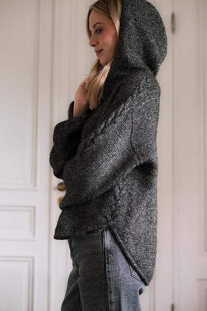 Пуловер-худи с неровным нижним краем.