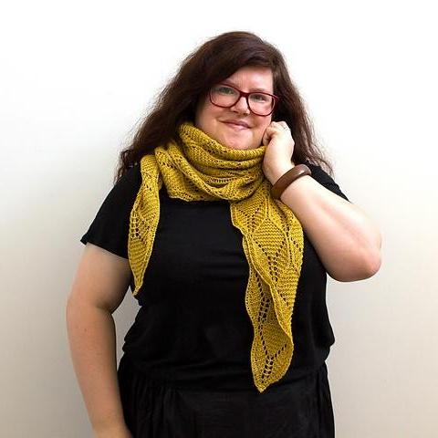 Ажурная шаль вязаная спицами узором соты Beeswax Shawl