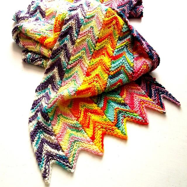 Вязаный спицами шарф в стиле миссони Dyer`s Delight