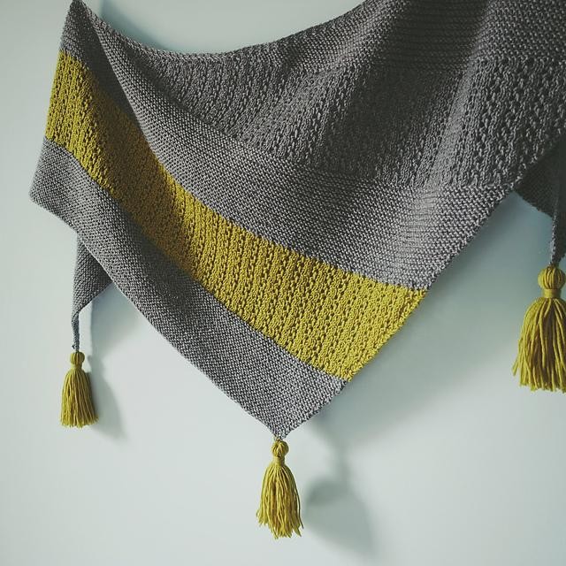 Треугольная шаль спицами Grassland