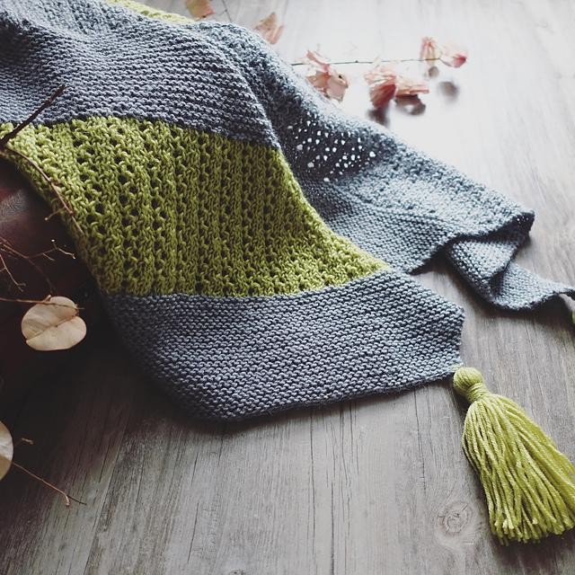 Красивая шаль спицами