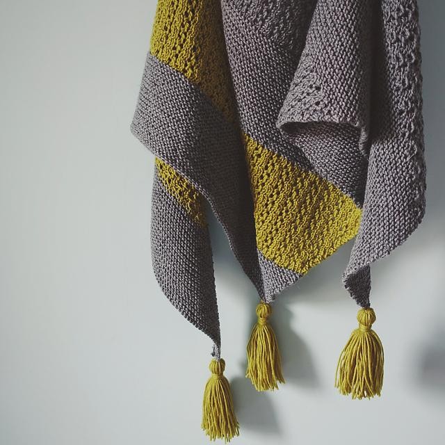 Как связать стильную шаль спицами