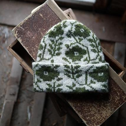 Красивая теплая шапка жаккардом Blomstra