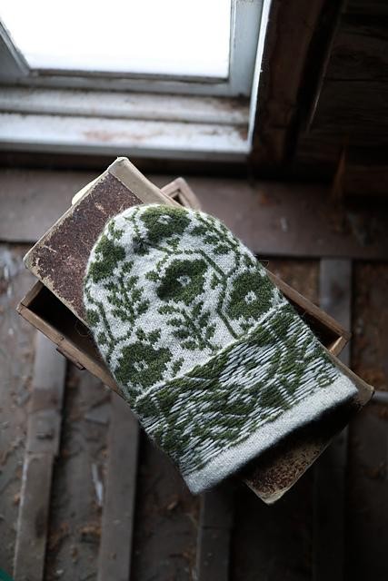 Теплая, красивая шапка жаккардом