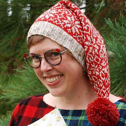 Вязаный спицами новогодний колпак Red Nick`s fancy Hat