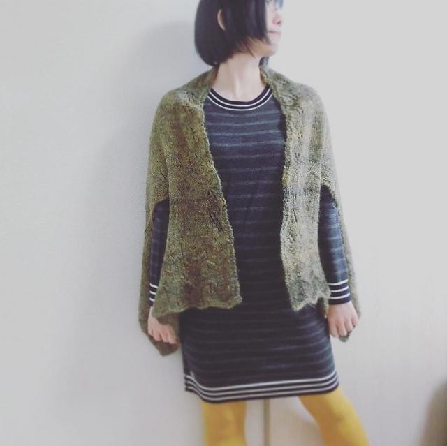 Как вязать палантин с проймами для рукавов