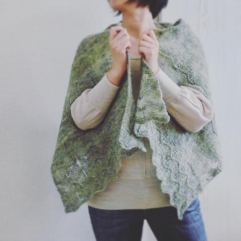 Палантин-трансформер вязаный спицами Kazane