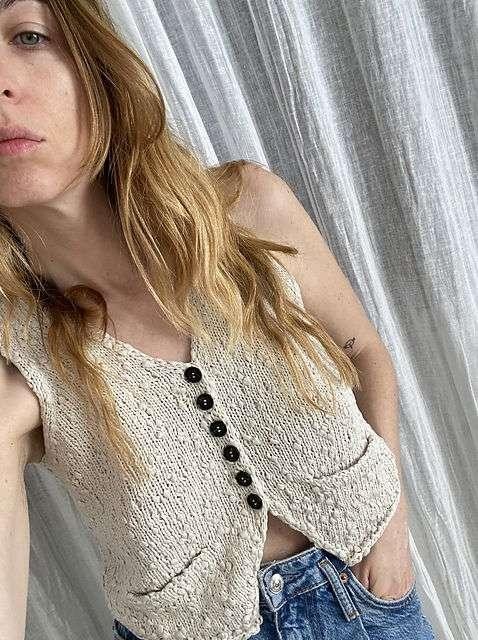 Как вязать жилет из букле спицами