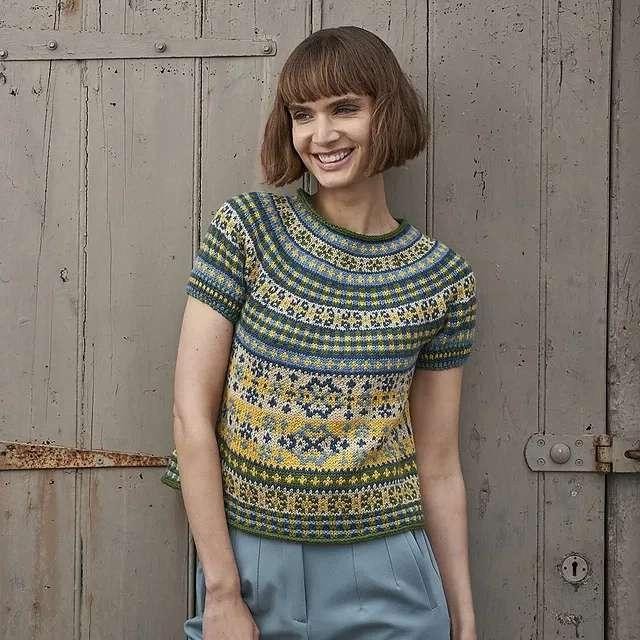Красивый топ спицами без швов