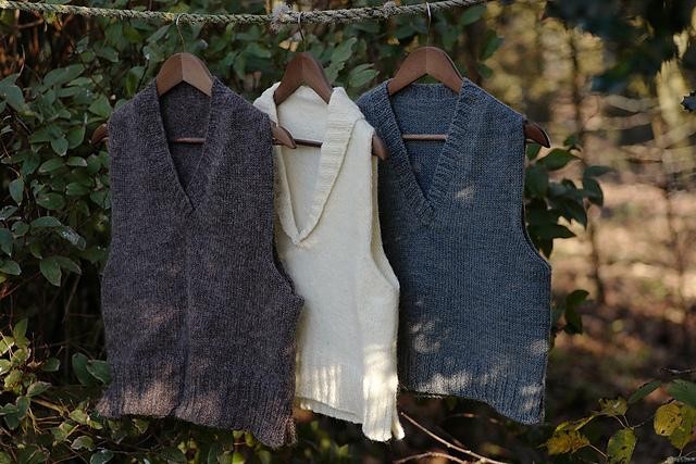 Три варианта жилета спицами