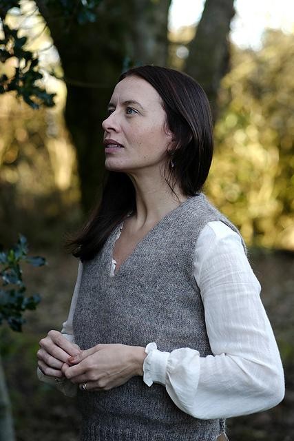 Жилет с V-горловиной