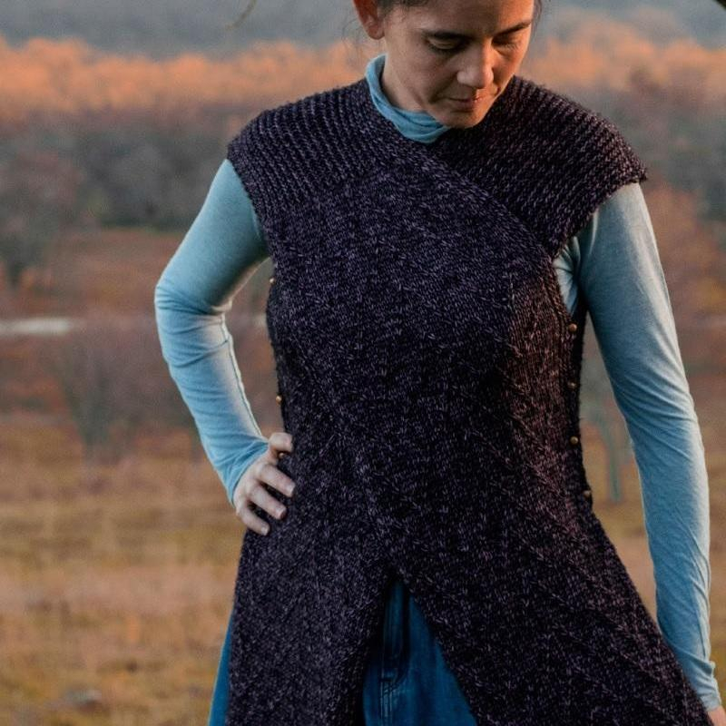 Стильный жилет спицами