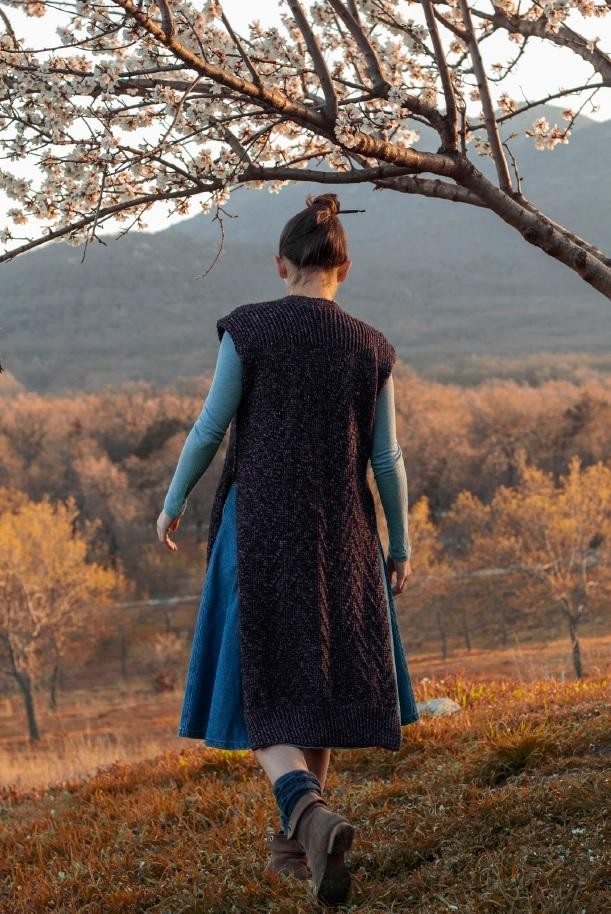 Жилет спицами с асимметричной застежкой