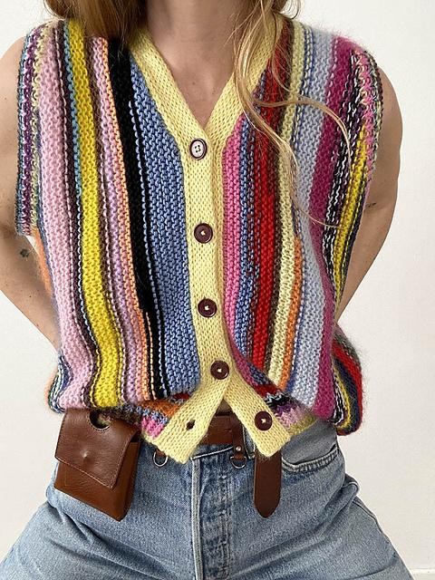 Яркий жилет спицами из остатков пряжи