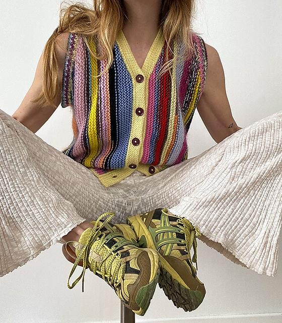 Жилет на пуговицах спицами