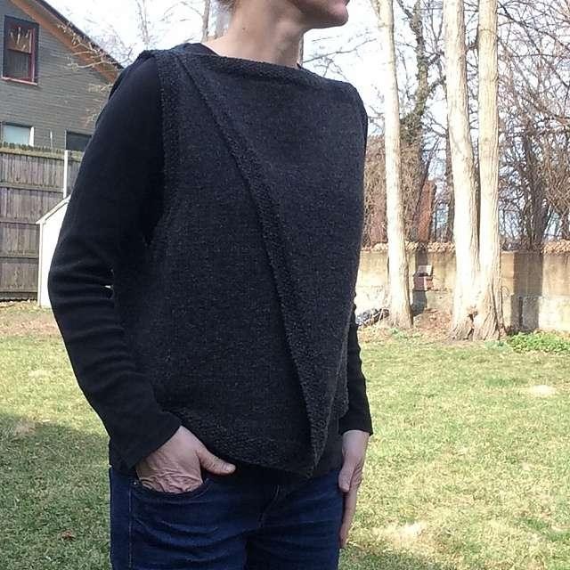 Жилет с асимметричной полочкой вязаный спицами Origami Vest