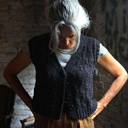 Стильный жилет спицами