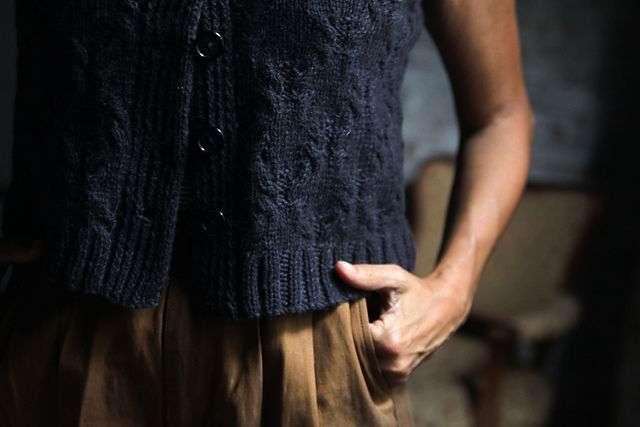 Жилет, вязаный спицами, на застежке