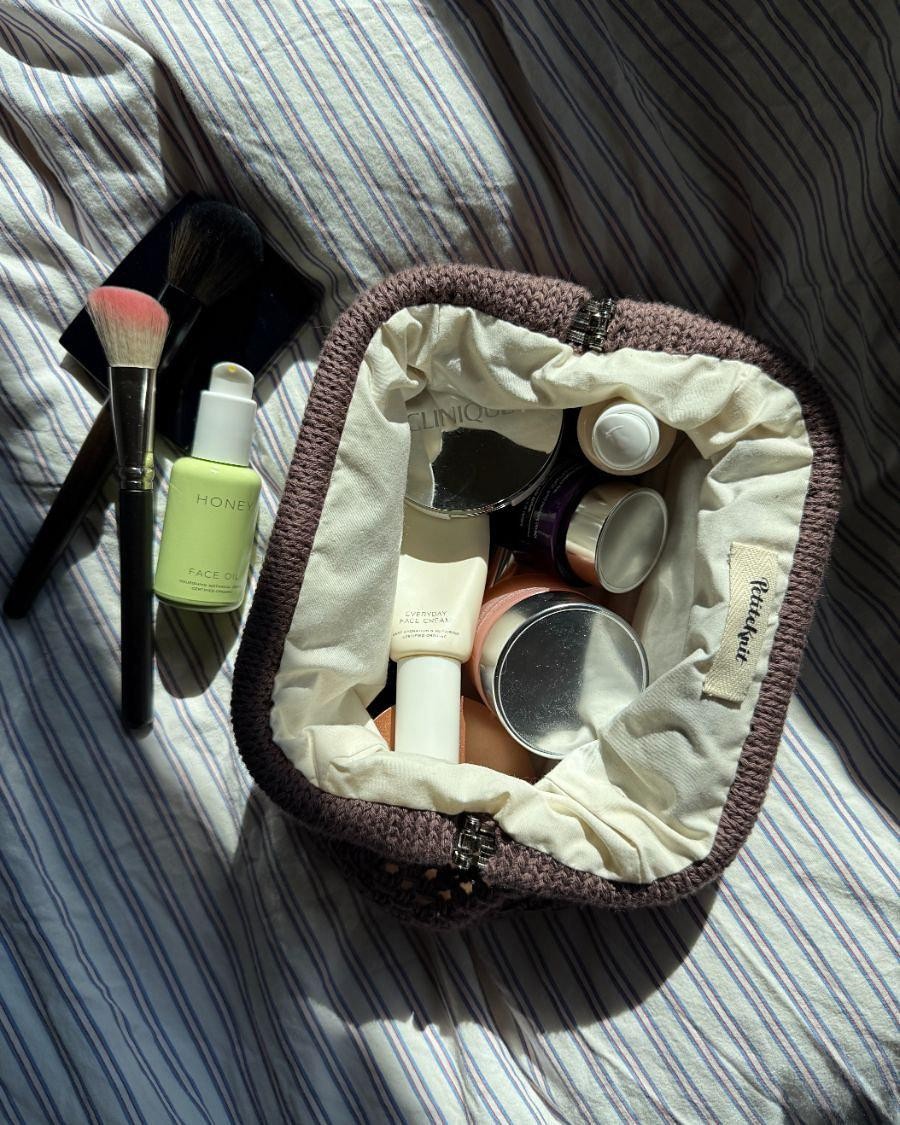 Вязаный спицами клатч с подкладом из ткани