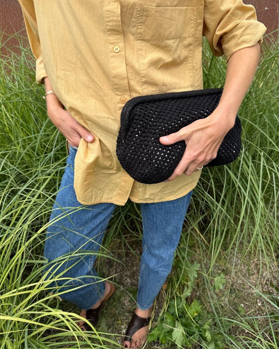 Вязаный клатч спицами