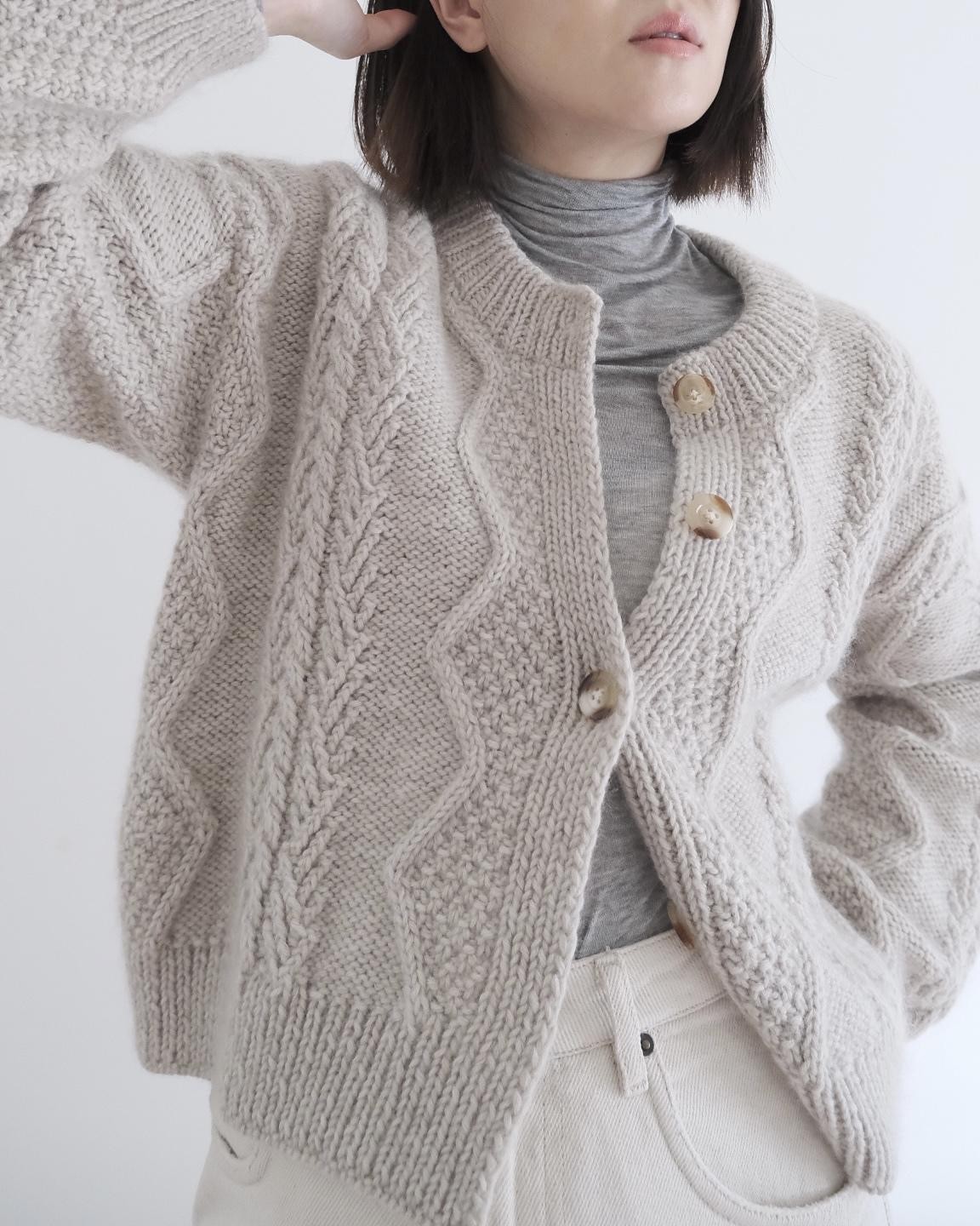 Стильный кардиган с интересными узорами спицами