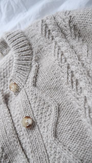 Красивый узор из кос и переплетений спицами